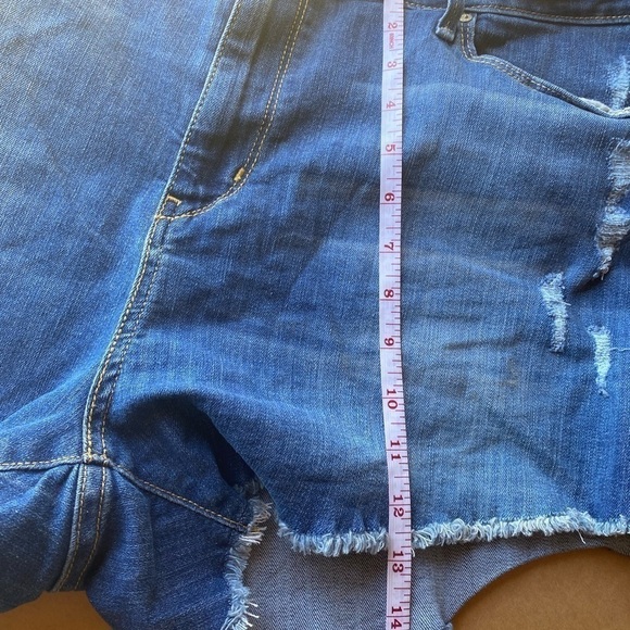 EUC Signature by Levi Strauss Jean Shorts. Size 20-w35 - Picture 7 of 7